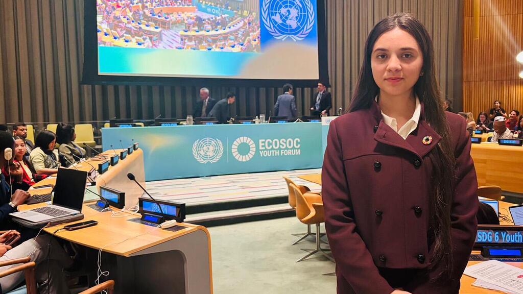 بانة العبد، شابة سورية شاركت في منتدى الشباب التابع للمجلس الاقتصادي والاجتماعي في مقر الأمم المتحدة بنيويورك في 2026.